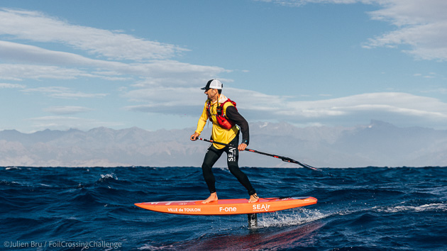 Erwan Jauffroy pendant sa traversée Toulon-Calvi en SUP foil