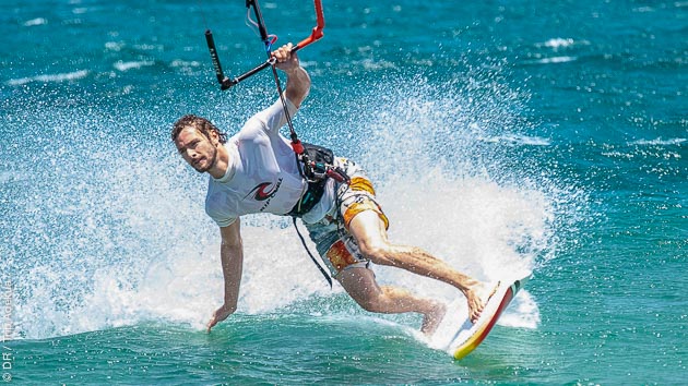 Naviguez en kitesurf sur les plus beaux spots de Cyclades