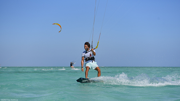 Sur un lagon translucide en Mer Rouge, vous pratiquez le kite ou d'autres activités pour les non kiteurs