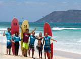 Apprenez le surf à Fuerteventura dans de belles vagues et dans une top ambiance - voyages adékua