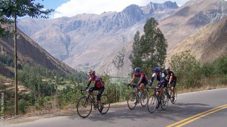 Circuit en vélo de route sur dans les Andes, au Pérou