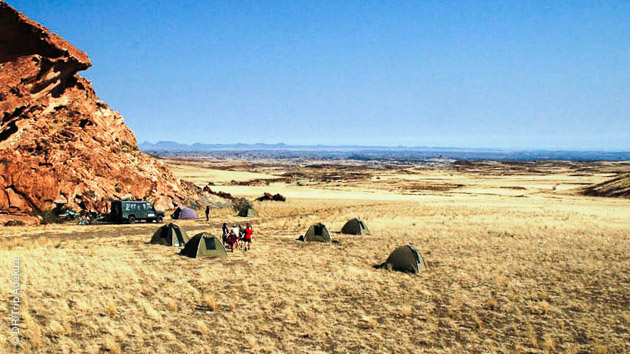 Randonnez au sein des plaines caillouteuses en Namibie, dans le Damaraland