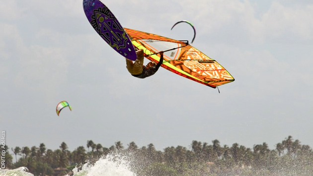 windsurf dans les vagues du meilleur spot de planche du Brésil