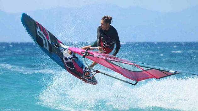 Votre séjour windsurf pour progresser dans les vagues de Rhodes