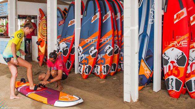 Progressez en windsurf sur le lagon de Sotavento aux Canaries