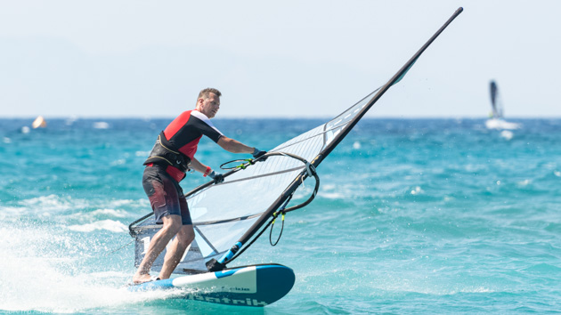 Un séjour windsurf parfait en Grèce avec hébergement sur le spot